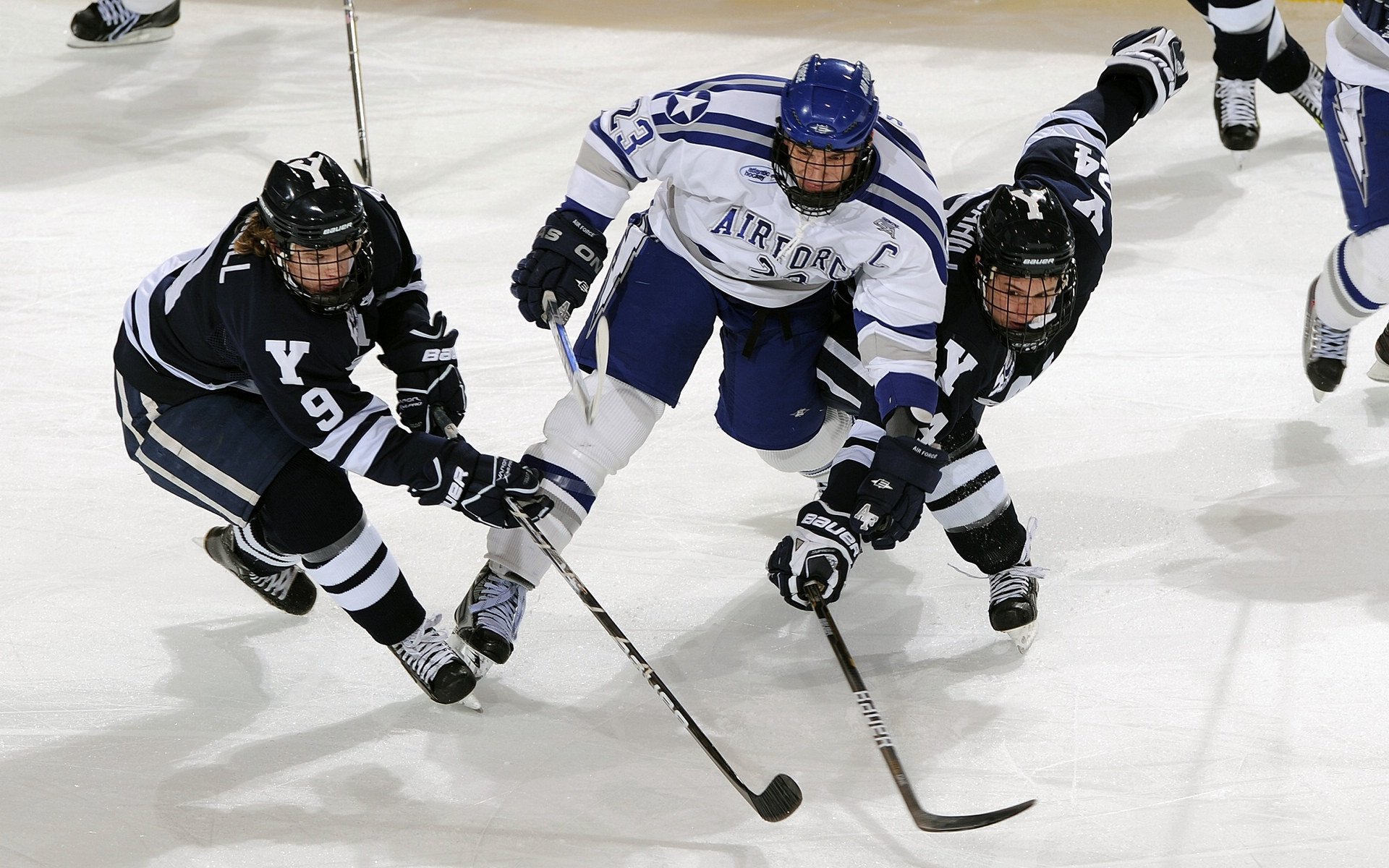 2-1,10人拜仁掀翻大巴黎豪取欧冠4连胜,迪亚斯无敌双响炮染红,蒂亚戈拜仁年薪